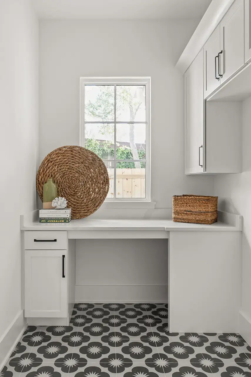 Island Transitional Home - Laundry Room